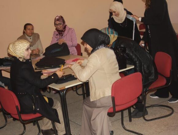 دورة تكوينية حول : منهجية العمل داخل المجموعة وبطائق التقييم المجتمعي